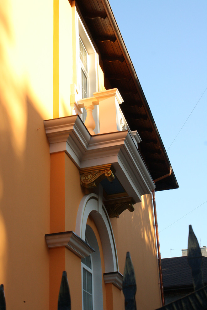 Классический особняк в городской застройке