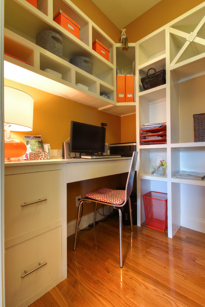 Photo of a transitional home office in Chicago.