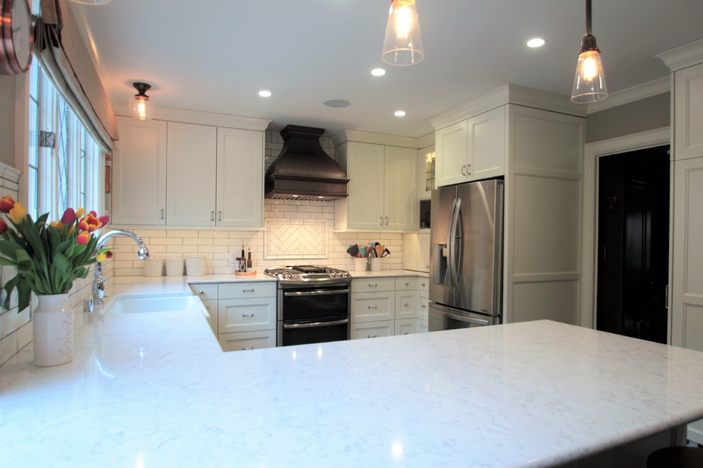 Kitchen - transitional kitchen idea in Milwaukee
