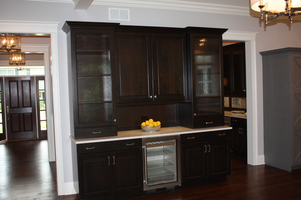 Example of a transitional kitchen design in Chicago
