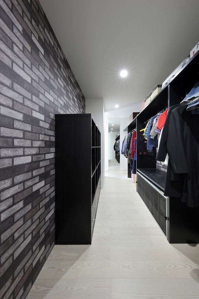 Exempel på ett stort modernt walk-in-closet för könsneutrala, med öppna hyllor, svarta skåp, plywoodgolv och vitt golv