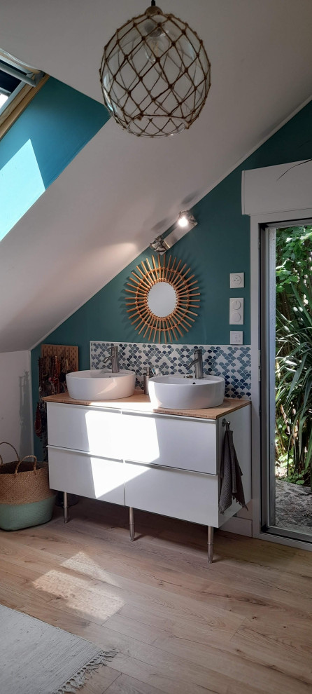 Inspiration for a tropical bathroom remodel in Angers