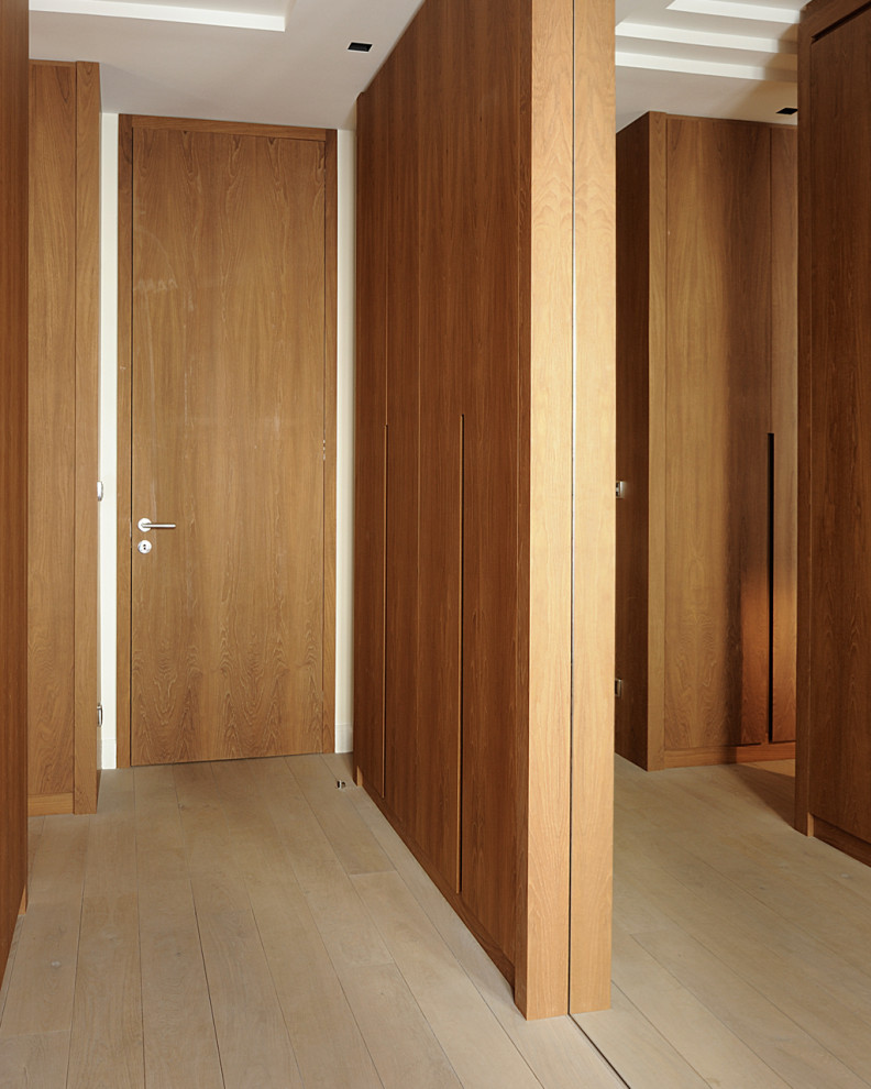 Источник вдохновения для домашнего уюта: большая хозяйская спальня в стиле неоклассика (современная классика) с светлым паркетным полом, коричневыми стенами, бежевым полом и деревянными стенами без камина