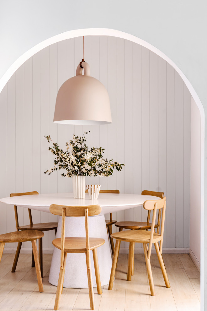 Aménagement d'une salle à manger contemporaine avec une banquette d'angle, un mur gris, parquet clair, aucune cheminée, un sol beige et du lambris.