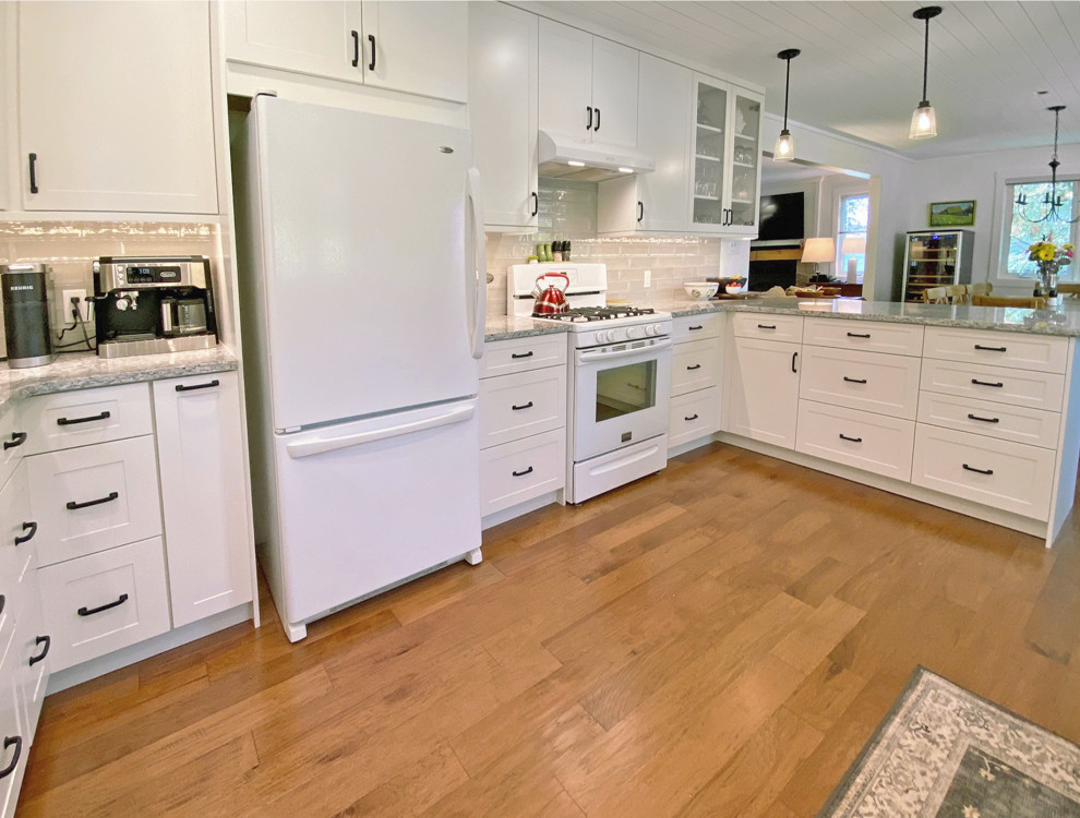 Transitional kitchen photo in Toronto