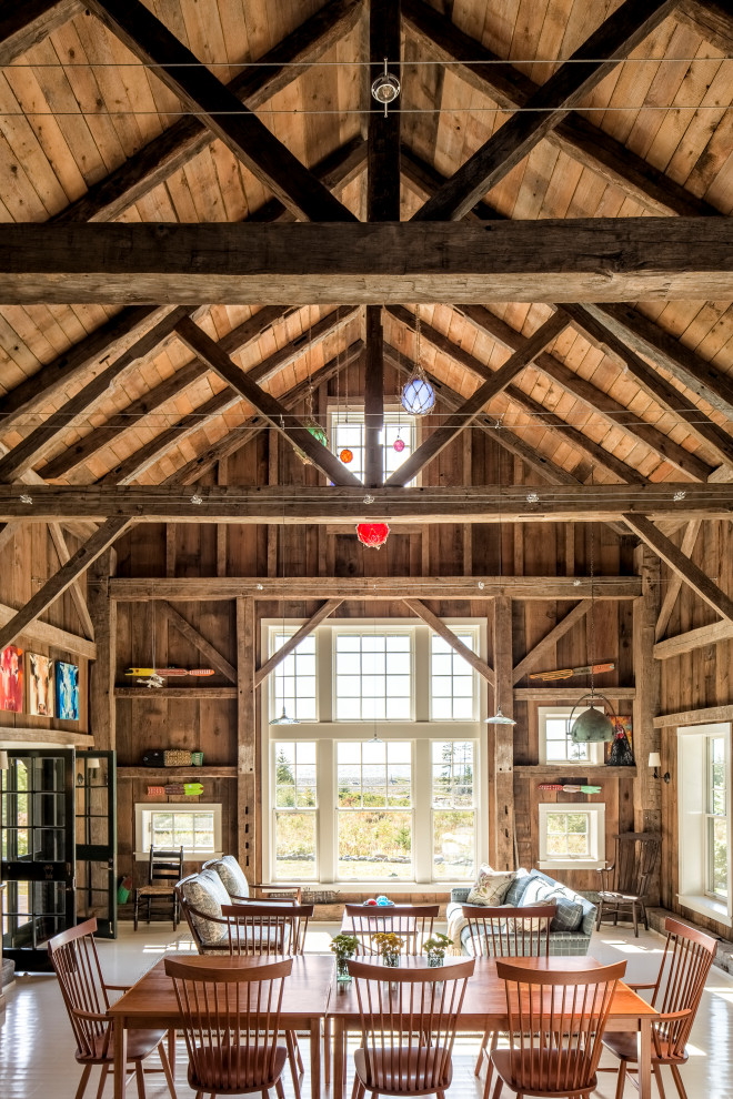 Inspiration pour une salle à manger ouverte sur le salon chalet avec poutres apparentes.