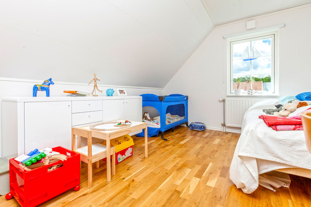 RYMLIG VILLA I TOPPSKICK I STILLSAMMA HAVSBADEN modern-bedroom
