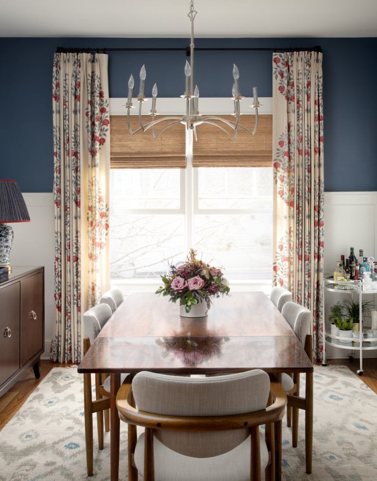 Стильный дизайн: отдельная столовая в стиле фьюжн с синими стенами, паркетным полом среднего тона и коричневым полом - последний тренд