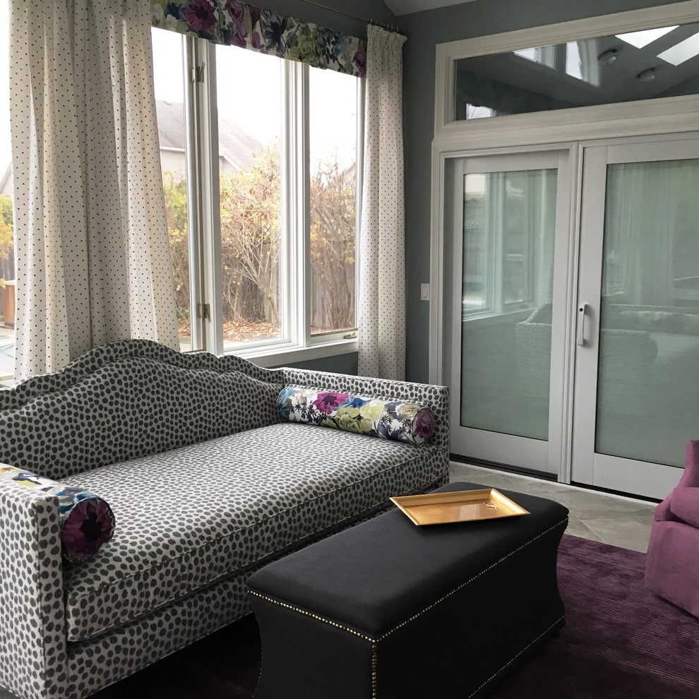 Small transitional home design photo