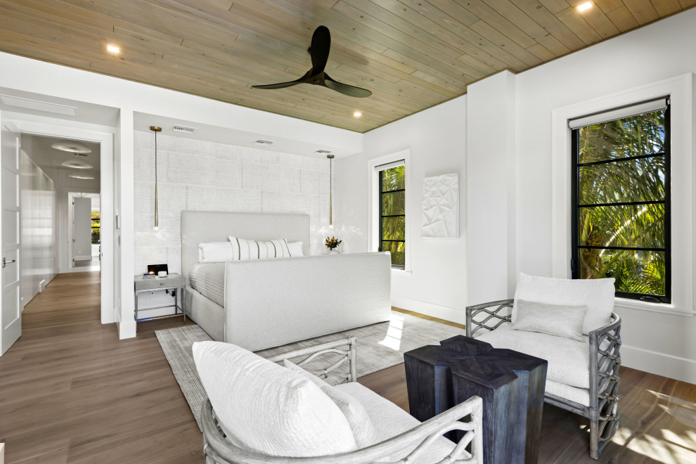 グランドラピッズにある中くらいなコンテンポラリースタイルのおしゃれな寝室 (白い壁、淡色無垢フローリング、板張り天井) のレイアウト