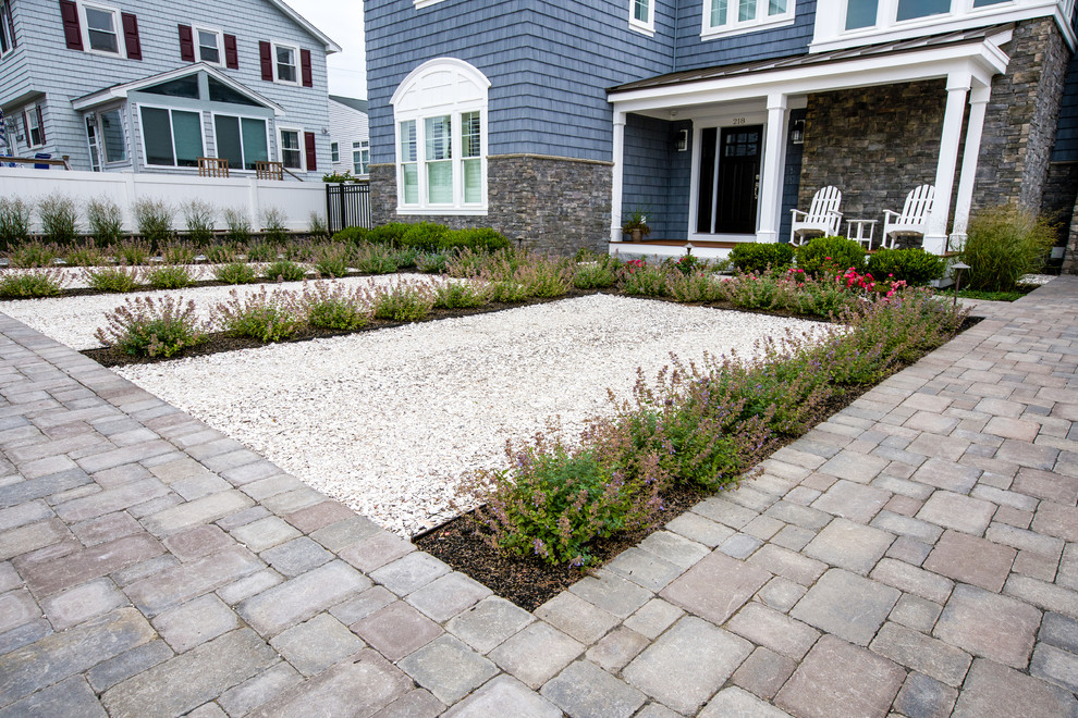 Inspiration for a mid-sized beach style front yard garden in Boston with natural stone pavers.