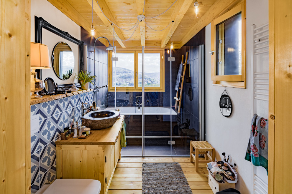 Источник вдохновения для домашнего уюта: ванная комната в стиле рустика с накладной ванной, унитазом-моноблоком, плиткой мозаикой, синими стенами, светлым паркетным полом, настольной раковиной, тумбой под одну раковину, напольной тумбой, потолком из вагонки, душем над ванной и душем с распашными дверями