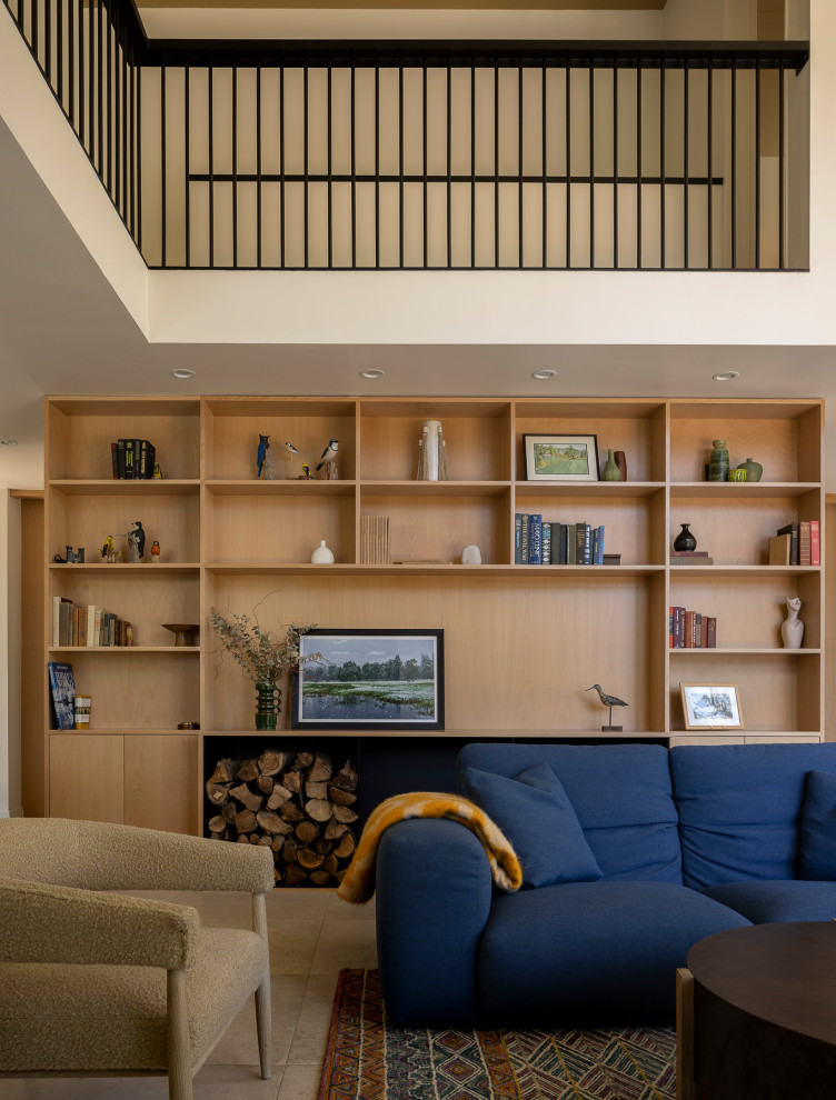 Cette photo montre un salon moderne ouvert avec un sol en carrelage de céramique, un plafond en bois, un mur blanc et un sol gris.