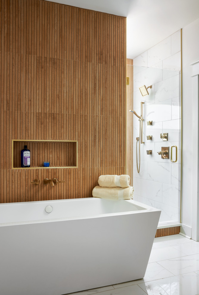 Imagen de cuarto de baño principal, único y a medida de tamaño medio con armarios estilo shaker, puertas de armario de madera oscura y encimera de cuarzo compacto