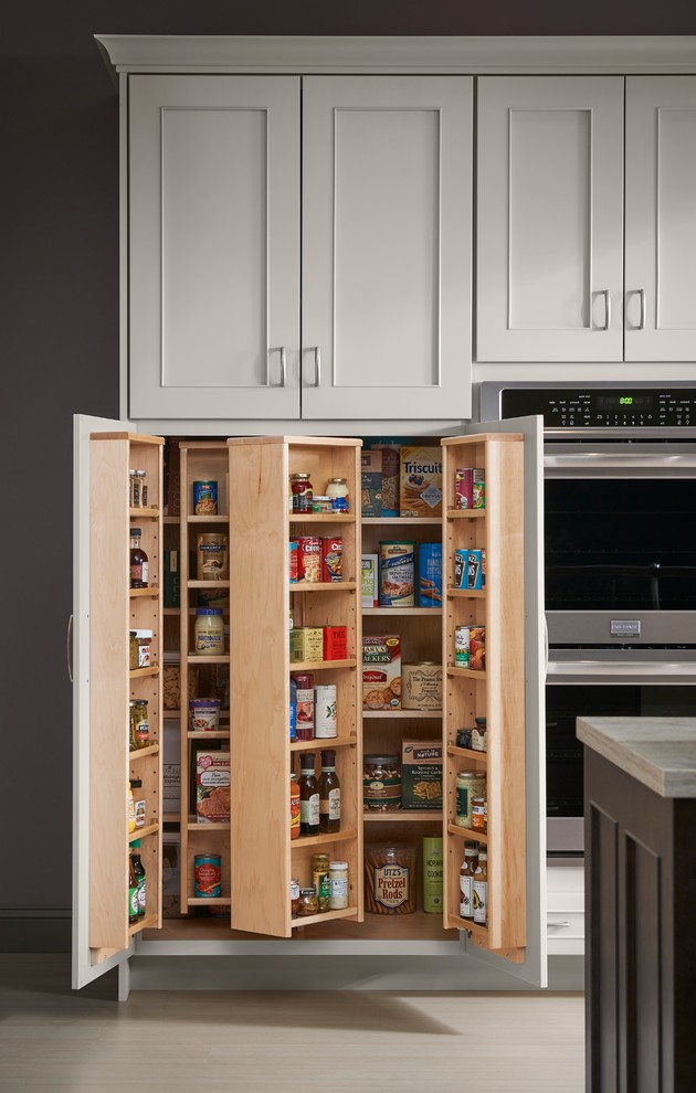 Eat-in kitchen - large transitional l-shaped eat-in kitchen idea with shaker cabinets, white cabinets and an island
