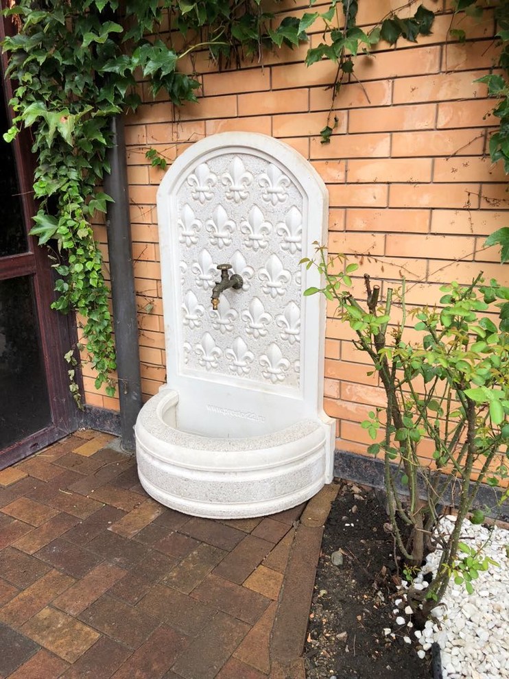 Фонтан кран пристенный.