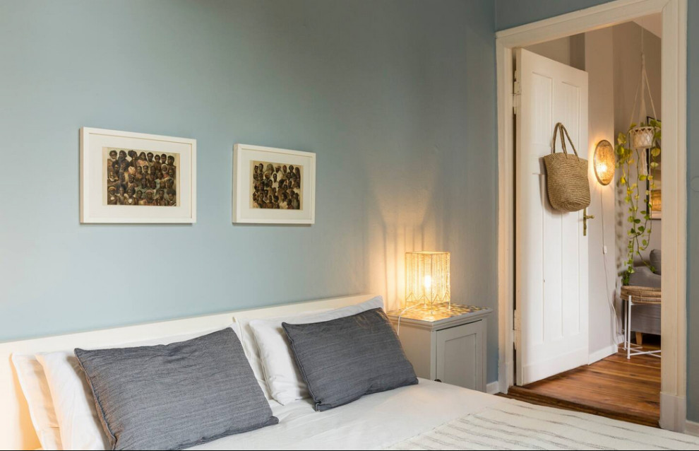 Свежая идея для дизайна: гостиная комната среднего размера в скандинавском стиле с синими стенами, светлым паркетным полом, отдельно стоящим телевизором и кирпичными стенами - отличное фото интерьера