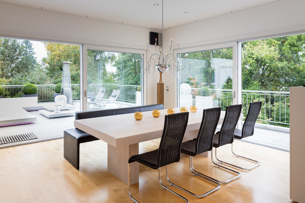 Esszimmer With weißer Wandfarbe and hellem Holzboden in Frankfurt