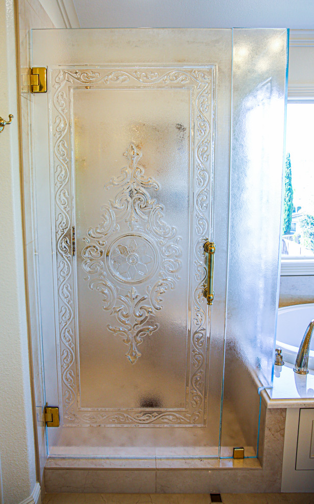 На фото: большая главная ванная комната в викторианском стиле с фасадами островного типа, белыми фасадами, угловой ванной, угловым душем, раздельным унитазом, белыми стенами, полом из керамической плитки, врезной раковиной, столешницей из искусственного кварца, белым полом, душем с распашными дверями, белой столешницей, тумбой под две раковины и встроенной тумбой с