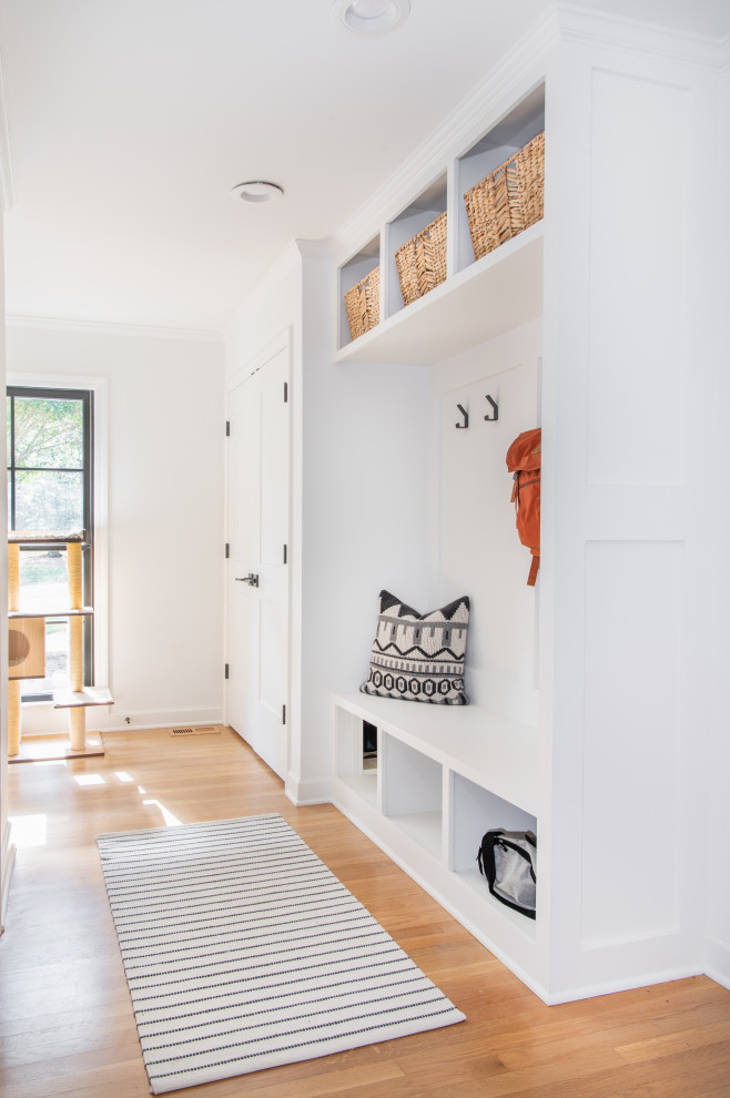Example of a transitional entryway design in Atlanta