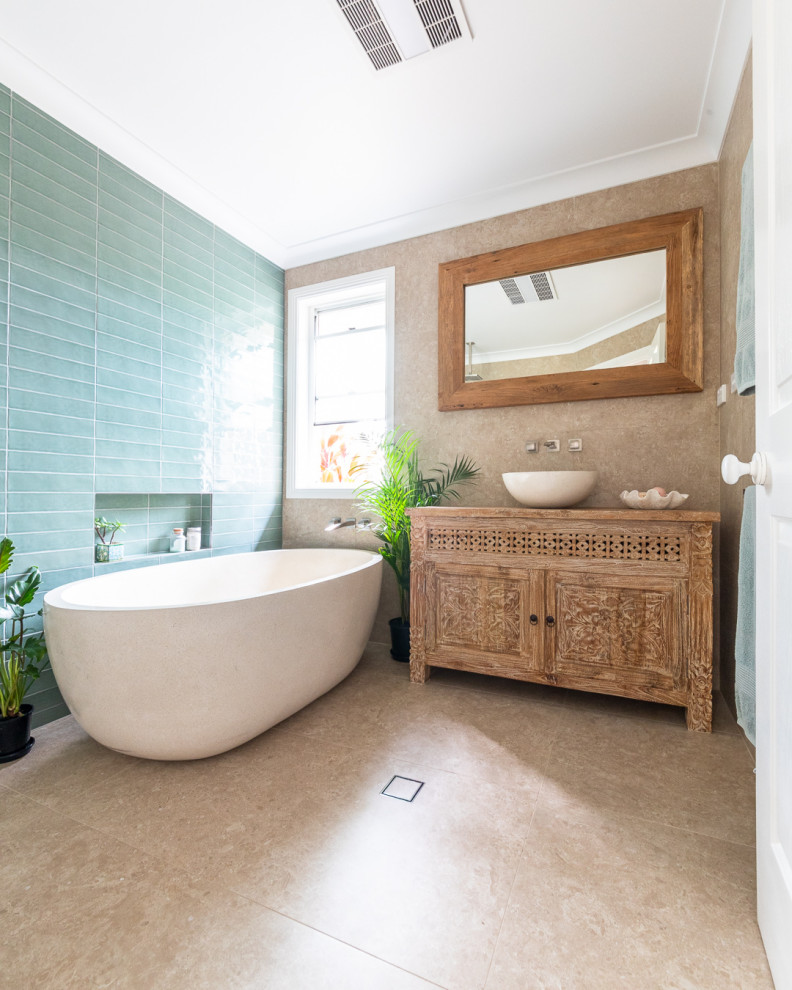 Idéer för ett mellanstort asiatiskt en-suite badrum, med möbel-liknande, skåp i ljust trä, ett fristående badkar, en öppen dusch, grön kakel, keramikplattor, beige väggar, klinkergolv i porslin, ett fristående handfat, träbänkskiva, beiget golv och med dusch som är öppen