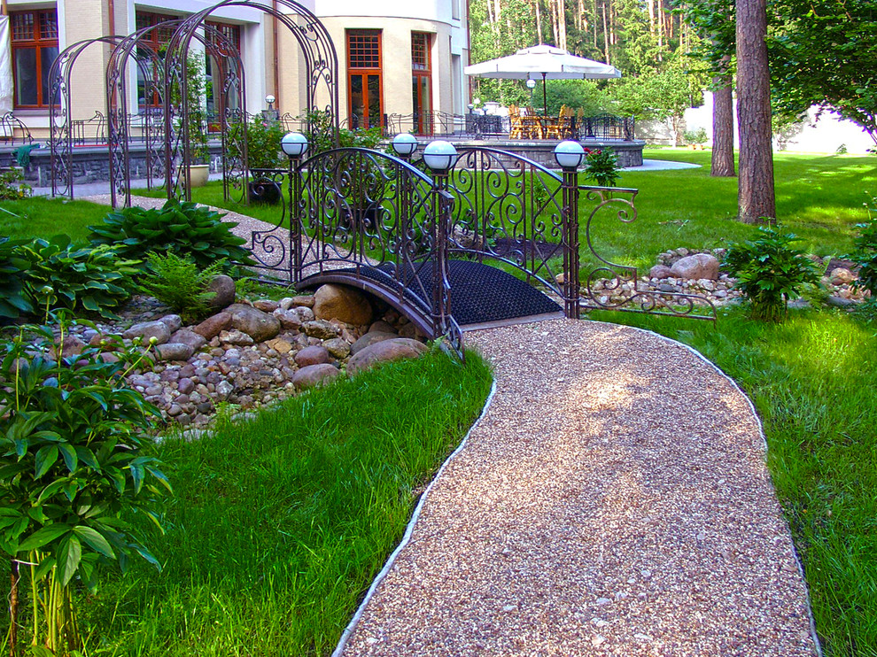 андшафтный дизайн - мостик через сухой ручей и садовая гравийная дорожка.