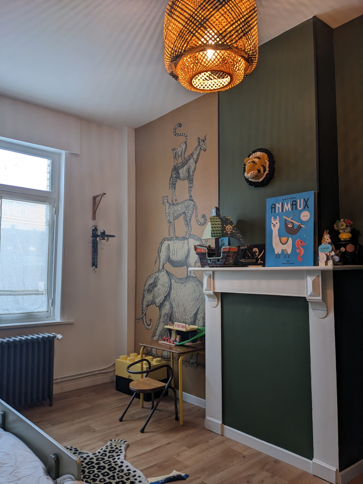 リールにある中くらいなトロピカルスタイルのおしゃれな子供部屋 (緑の壁、ベージュの床) の写真