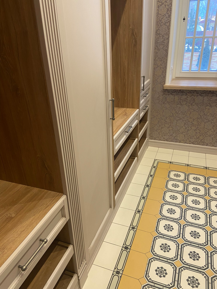 Интерьер гардеробной в загородном доме