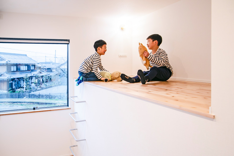 他の地域にあるコンテンポラリースタイルのおしゃれな男の子の部屋 (白い壁、淡色無垢フローリング、児童向け) の写真
