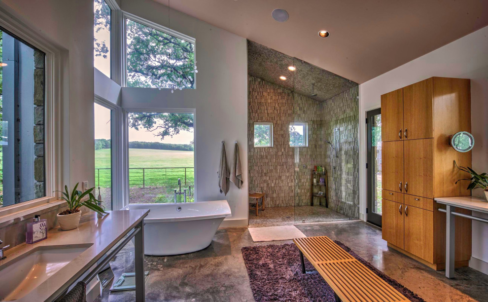 Large country bathroom in Dallas.