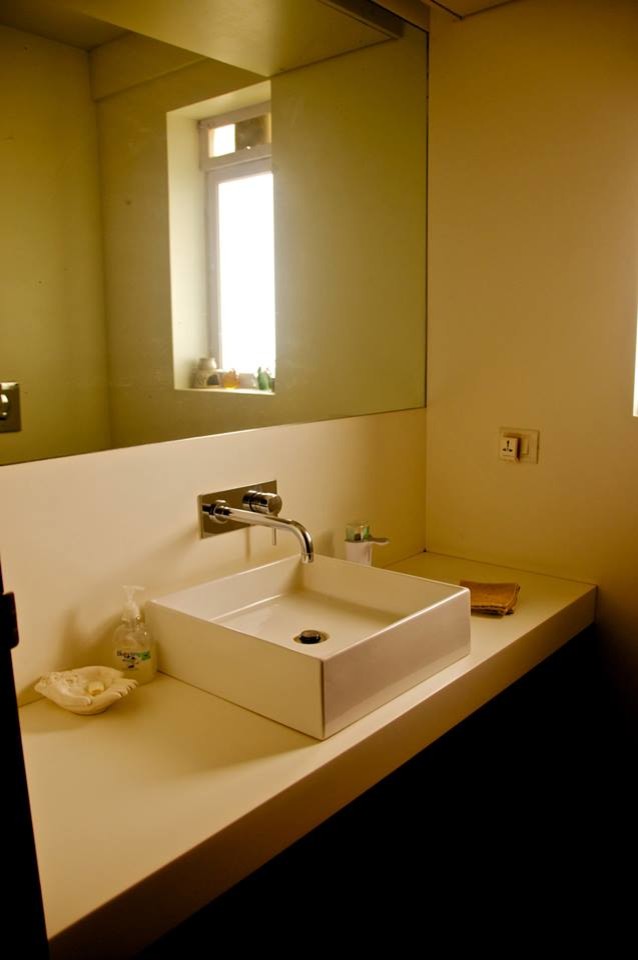 Example of a minimalist bathroom design in Other