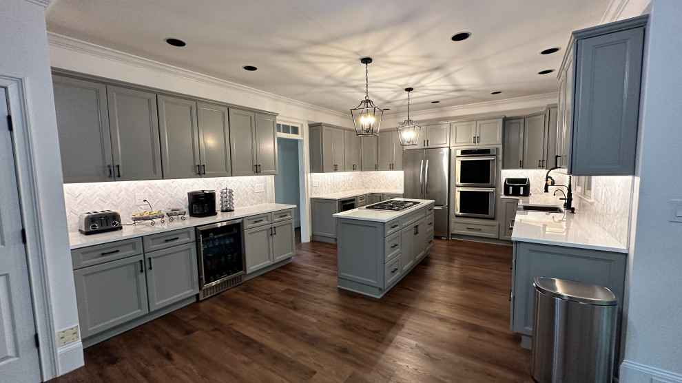 Große Moderne Wohnküche in U-Form mit grauen Schränken, Quarzwerkstein-Arbeitsplatte, Rückwand aus Mosaikfliesen und Kücheninsel in Atlanta
