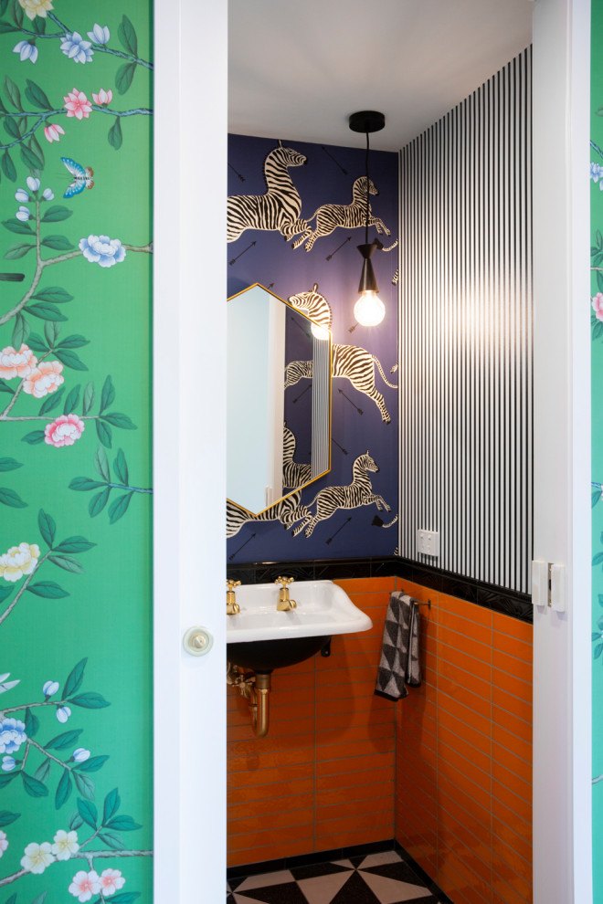 Kleine Eklektische Gästetoilette mit Wandtoilette, orangen Fliesen, Keramikfliesen, bunten Wänden, Keramikboden, Wandwaschbecken, schwarzem Boden, schwebendem Waschtisch und Tapetenwänden in Melbourne