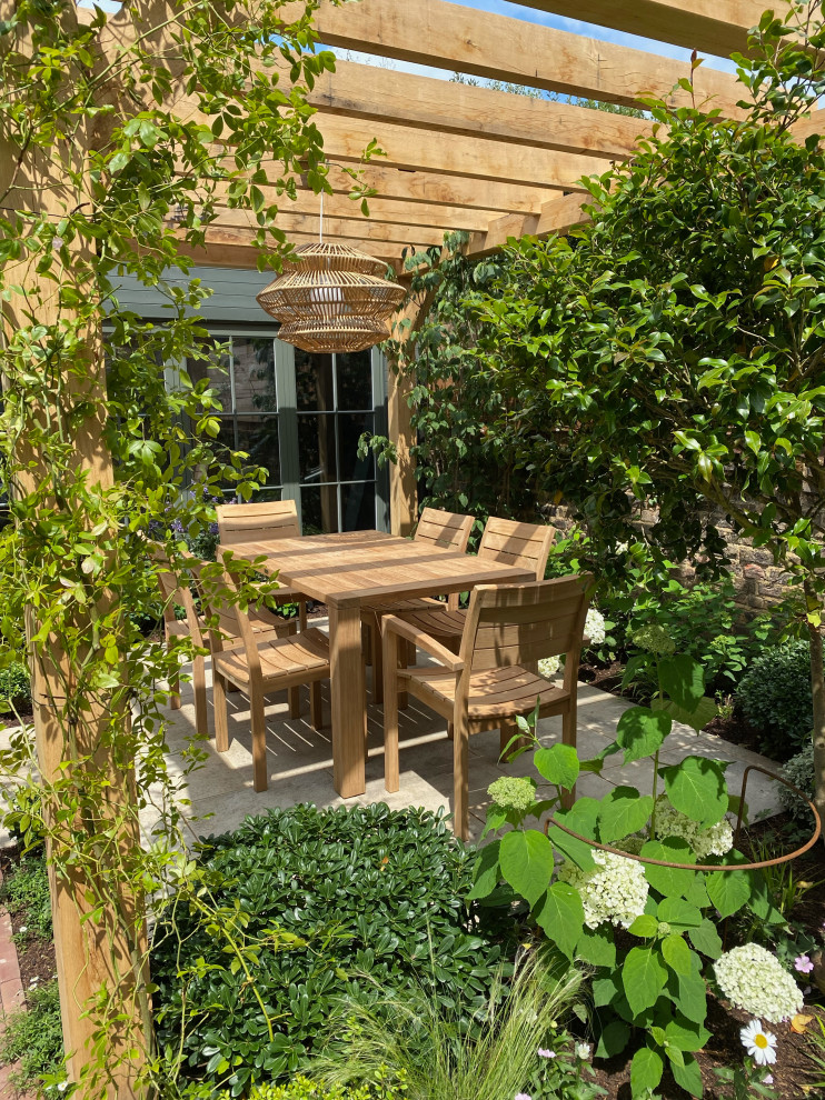 ロンドンにある高級な小さな、夏のコンテンポラリースタイルのおしゃれな裏庭 (庭への小道、日向、レンガ敷き) の写真