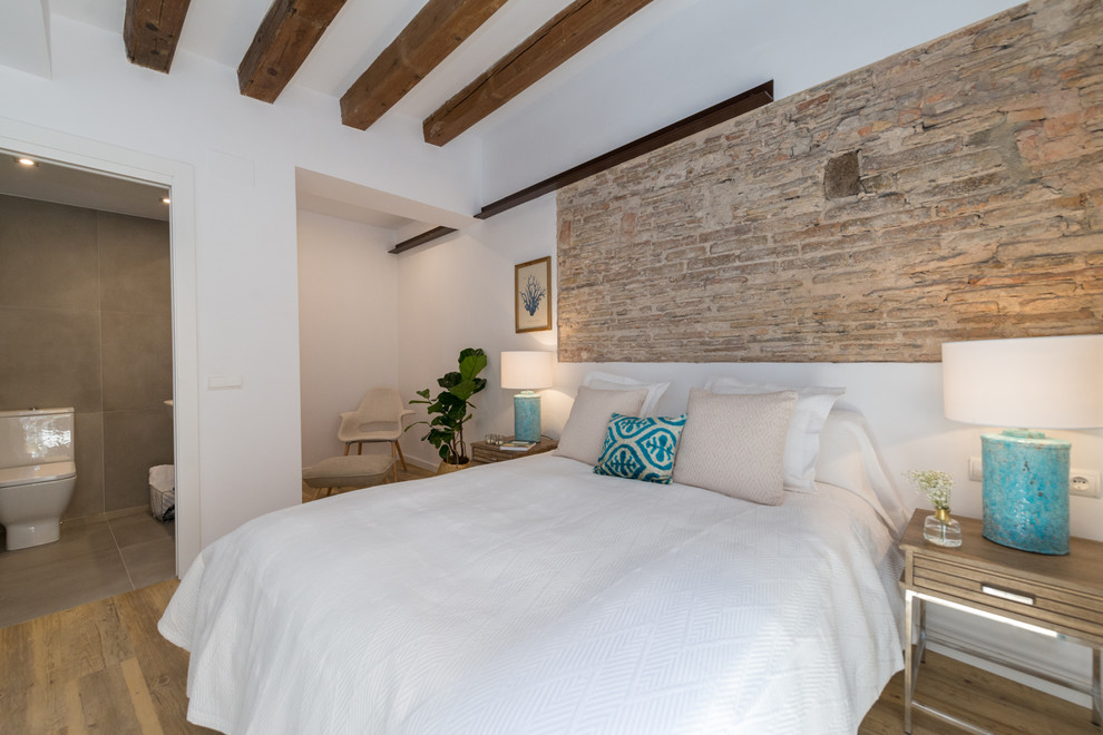 This is an example of a contemporary bedroom in Madrid.