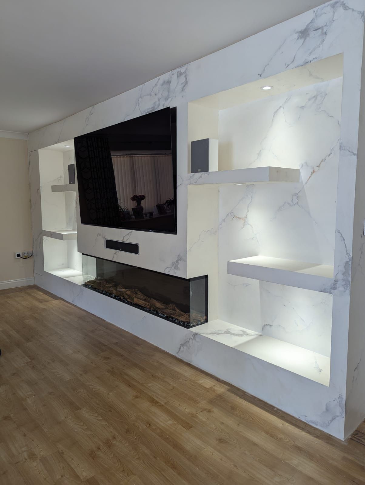 Акцентная стена с эффектом белого мрамора: эстетика Nuova Venezia от Italica