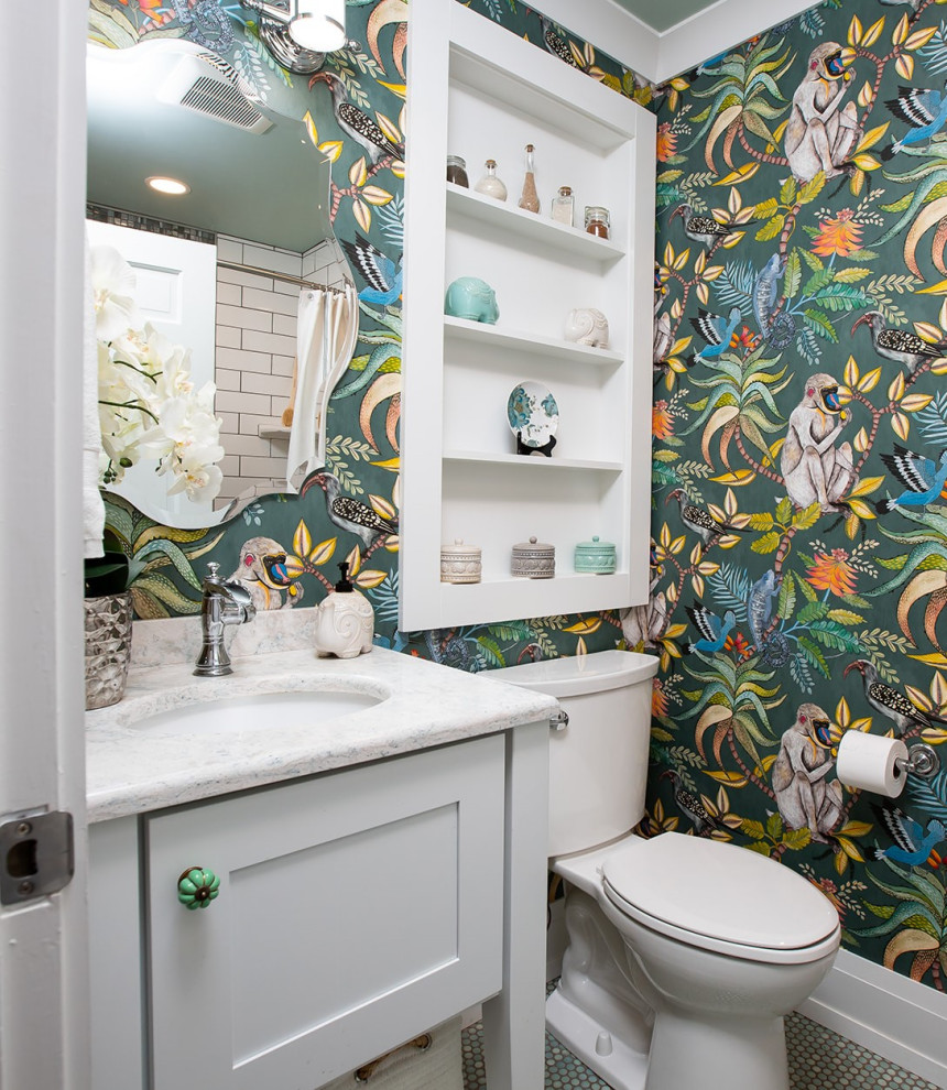 Идея дизайна: маленькая детская ванная комната в стиле фьюжн с фасадами в стиле шейкер, белыми фасадами, ванной в нише, раздельным унитазом, синей плиткой, плиткой мозаикой, разноцветными стенами, полом из керамической плитки, врезной раковиной, столешницей из искусственного кварца, зеленым полом, шторкой для ванной, белой столешницей, тумбой под одну раковину, напольной тумбой и обоями на стенах для на участке и в саду
