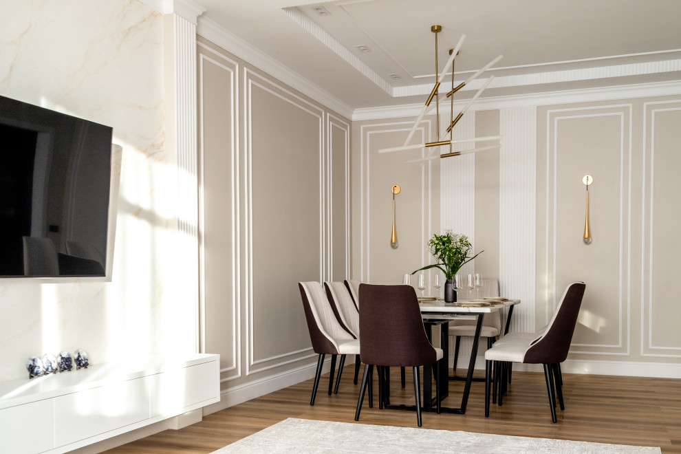 Imagen de salón gris y blanco actual grande con paredes beige, suelo laminado y bandeja