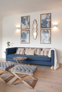 ベージュのおしゃれなリビング (青いソファ) のインテリア画像 75選