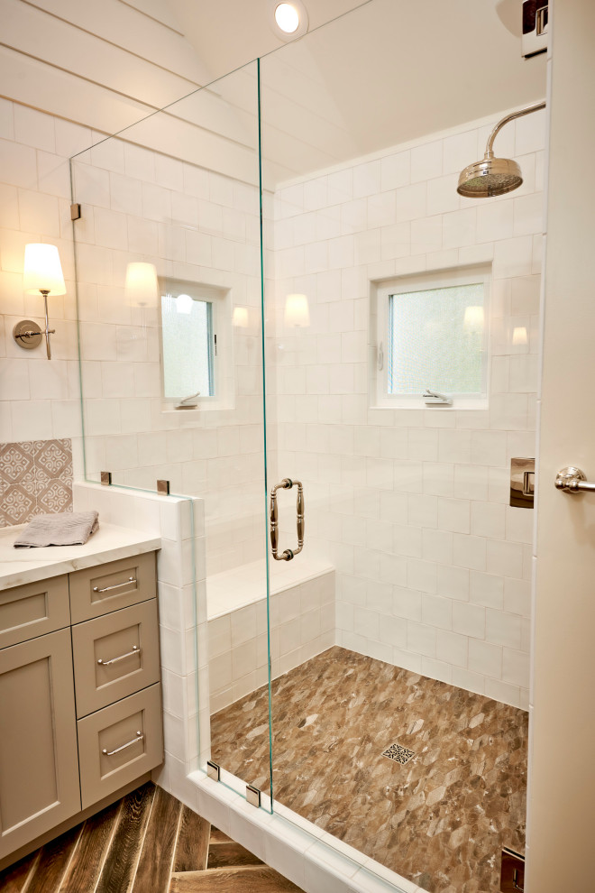 Inspiration för ett mellanstort vit vitt en-suite badrum, med luckor med infälld panel, gröna skåp, en öppen dusch, en vägghängd toalettstol, vit kakel, cementkakel, vita väggar, klinkergolv i porslin, ett undermonterad handfat, bänkskiva i kvarts, brunt golv och dusch med gångjärnsdörr