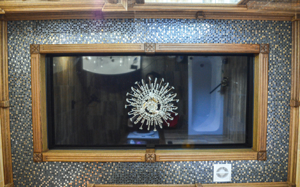 Ванная комната. Потолок, зеркало и тумба под раковину