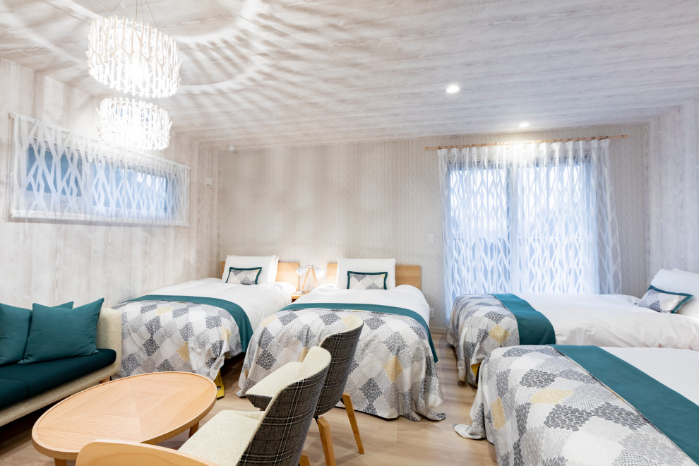 Esempio di una camera degli ospiti scandinava di medie dimensioni con pareti bianche, pavimento in compensato e pavimento beige