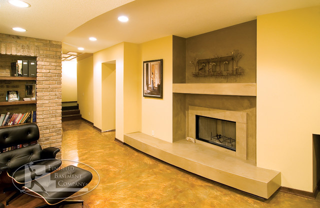 Basement Contemporary Fireplace trendy-kaelder