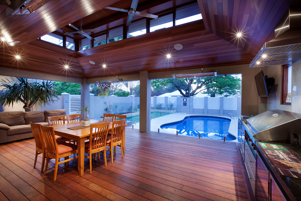 Photo of a contemporary deck in Perth.
