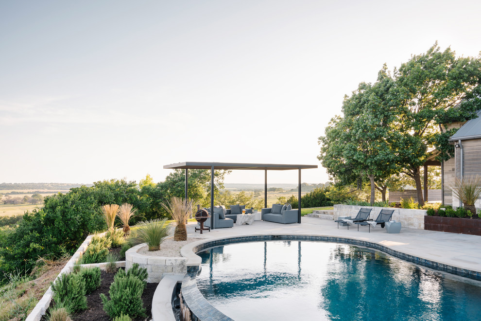 Example of a cottage kidney-shaped pool design in Austin