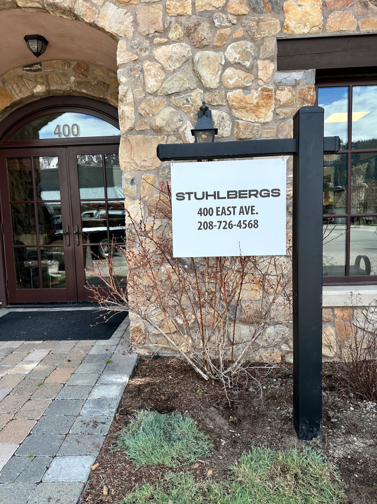 Showroom 400 East Ave