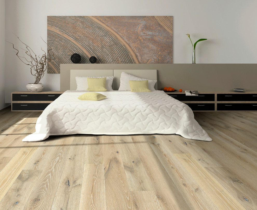 Imagen de dormitorio principal clásico renovado de tamaño medio con paredes beige y suelo de madera en tonos medios
