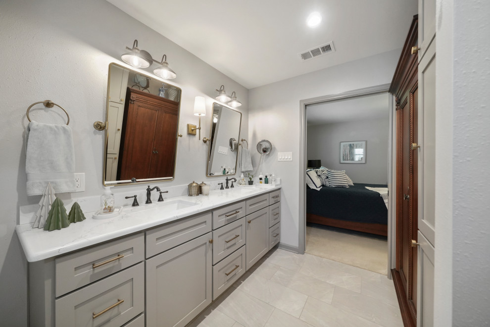 Foto di una stanza da bagno padronale contemporanea di medie dimensioni con ante in stile shaker, ante grigie e mobile bagno incassato