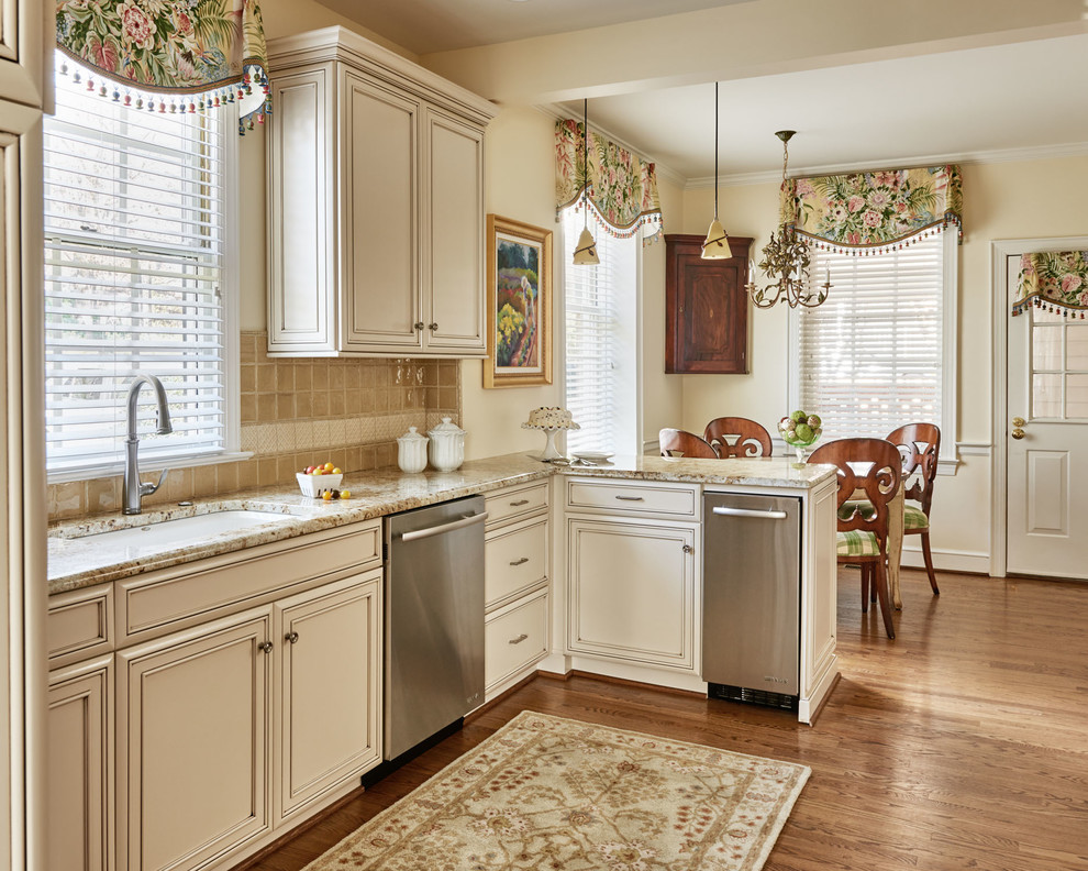 Kitchen - transitional kitchen idea