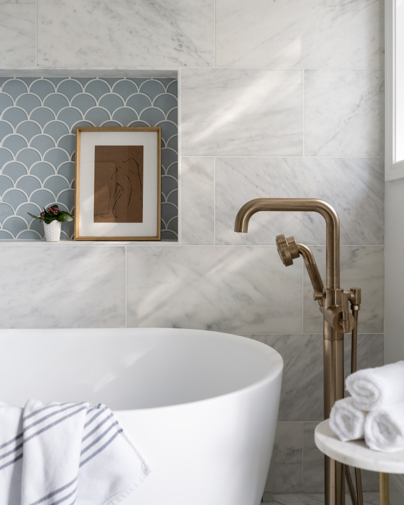 Idées déco pour une grande salle de bain principale avec des portes de placard bleues, une baignoire indépendante, une douche à l'italienne, un bidet, du carrelage en marbre, un mur gris, un sol en marbre, un lavabo encastré, un plan de toilette en quartz modifié, un sol blanc, une cabine de douche à porte battante, un plan de toilette blanc, une niche, meuble double vasque et meuble-lavabo sur pied.